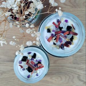 Bougies de Lithothérapie, infusés de pierres naturelles. Fabrication artisanale avec de la cire végétale, des parfums de Grasse, vegan et cruelty free. Bougie de lithothérapie ANCORA avec Améthyste, Obsidienne et Cristal de Roche pour méditation et sérénité. Bougie pierres naturelles