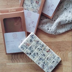 Fondants de Lithothérapie, infusés de pierres naturelles. Fabrication artisanale avec de la cire végétale, des parfums de Grasse, vegan et cruelty free.