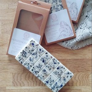 Fondants de Lithothérapie, infusés de pierres naturelles. Fabrication artisanale avec de la cire végétale, des parfums de Grasse, vegan et cruelty free. fondants pierres naturelles. Fondants lithothérapie PERSÉPHONE avec obsidienne noire, lapis lazuli, grenat et parfum de frangipane, amandes et vanille. Équilibre intérieur et bien-être.