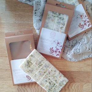 Fondants de Lithothérapie, infusés de pierres naturelles. Fabrication artisanale avec de la cire végétale, des parfums de Grasse, vegan et cruelty free. Fondants de cire SERENITAS, relaxation avec Calcédoine Bleue, Quartz Rose et Howlite, ambiance apaisante pour bien-être et sérénité. Fondants pierres naturelles
