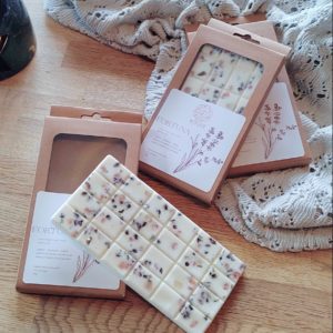 Fondants de Lithothérapie, infusés de pierres naturelles. Fabrication artisanale avec de la cire végétale, des parfums de Grasse, vegan et cruelty free. Fondants de Cire Fortuna - Ambiance chaleureuse aux senteurs boisées, infusés de citrine, pierre du Soleil et ambre. Cire naturelle.