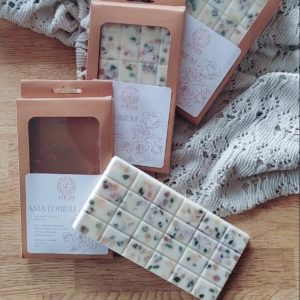 Fondants de Lithothérapie, infusés de pierres naturelles. Fabrication artisanale avec de la cire végétale, des parfums de Grasse, vegan et cruelty free.