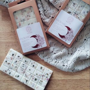 Fondants de Lithothérapie, infusés de pierres naturelles. Fabrication artisanale avec de la cire végétale, des parfums de Grasse, vegan et cruelty free. Fondant SACRARE pour le Féminin Sacré, avec Opale Rose, Pierre de Lune et Labradorite. fondants pierres naturelles