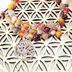 Bracelet Évolution Dynamique en Jaspe Mokaïte, Pierre du Soleil et Cornaline, avec breloque Arbre de Vie. Bijou énergétique pour croissance personnelle. Lithothérapie - pierres naturelles
