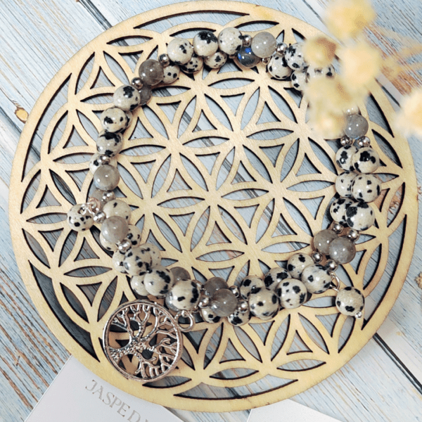 Lithothérapie - pierres naturelles - Bracelet Équilibre Protecteur avec pierres de Jaspe Dalmatien et Labradorite, orné d'une breloque Arbre de Vie.