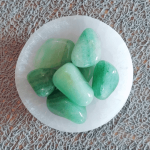 Pierre d'Aventurine Verte avec une teinte apaisante de verdure, symbole d'équilibre et de connexion avec la nature. lithothérapie. pierre naturelle