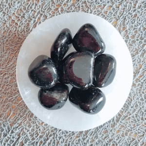 obsidienne noire. Pierre d'obsidienne noire roulée, pierre de protection et de clarté mentale. pierre naturelle. lithothérapie