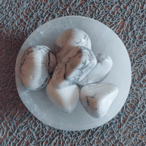 Pierre de Howlite blanche avec des veines grises, symbolisant la sérénité et la tranquillité. pierre naturelle. lithothérapie