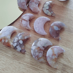 Agate Fleur de Cerisier - Pierre rare et apaisante, symbole de sérénité et d'épanouissement personnel, bienfaits en lithothérapie.