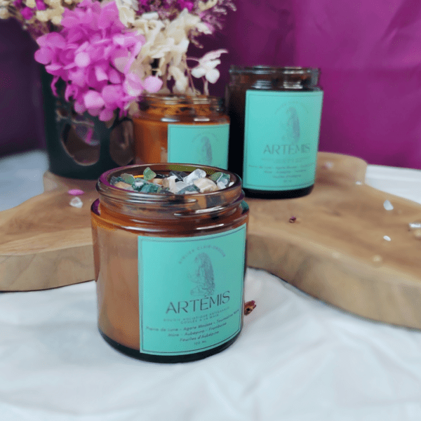 Artémis | Bougie parfumée de lithothérapie Bougie de Lithothérapie, infusés de pierres naturelles. Fabrication artisanale avec de la cire végétale, des parfums de Grasse, vegan et cruelty free. Tourmaline noire, pierre de lune, Agate mousse. Bougie ARTÉMIS - Infusés d'Agate Mousse, Tourmaline Noire et Pierre de Lune pour une expérience sensorielle envoûtante. Bougie pierres naturelles. Bougie de soin énergétique. Bougie énergétique