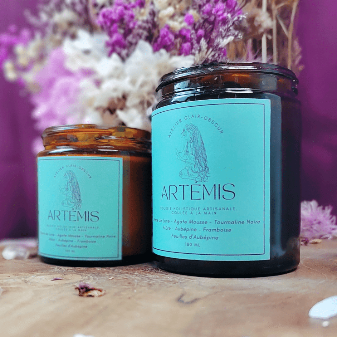 Artémis | Bougie parfumée de lithothérapie Bougie de Lithothérapie, infusés de pierres naturelles. Fabrication artisanale avec de la cire végétale, des parfums de Grasse, vegan et cruelty free. Tourmaline noire, pierre de lune, Agate mousse. Bougie ARTÉMIS - Infusés d'Agate Mousse, Tourmaline Noire et Pierre de Lune pour une expérience sensorielle envoûtante. Bougie pierres naturelles. Bougie de soin énergétique. Bougie énergétique