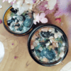 Artémis | Bougie parfumée de lithothérapie Bougie de Lithothérapie, infusés de pierres naturelles. Fabrication artisanale avec de la cire végétale, des parfums de Grasse, vegan et cruelty free. Tourmaline noire, pierre de lune, Agate mousse. Bougie ARTÉMIS - Infusés d'Agate Mousse, Tourmaline Noire et Pierre de Lune pour une expérience sensorielle envoûtante. Bougie pierres naturelles. Bougie de soin énergétique. Bougie énergétique