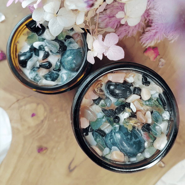 Artémis | Bougie parfumée de lithothérapie Bougie de Lithothérapie, infusés de pierres naturelles. Fabrication artisanale avec de la cire végétale, des parfums de Grasse, vegan et cruelty free. Tourmaline noire, pierre de lune, Agate mousse. Bougie ARTÉMIS - Infusés d'Agate Mousse, Tourmaline Noire et Pierre de Lune pour une expérience sensorielle envoûtante. Bougie pierres naturelles. Bougie de soin énergétique. Bougie énergétique