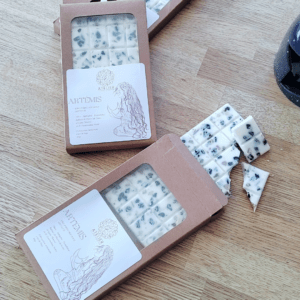 Artémis | Fondants parfumés de lithothérapie Fondants de Lithothérapie, infusés de pierres naturelles. Fabrication artisanale avec de la cire végétale, des parfums de Grasse, vegan et cruelty free. Tourmaline noire, pierre de lune, Agate mousse. Fondants de cire ARTÉMIS - Infusés d'Agate Mousse, Tourmaline Noire et Pierre de Lune pour une expérience sensorielle envoûtante. Fondants pierres naturelles