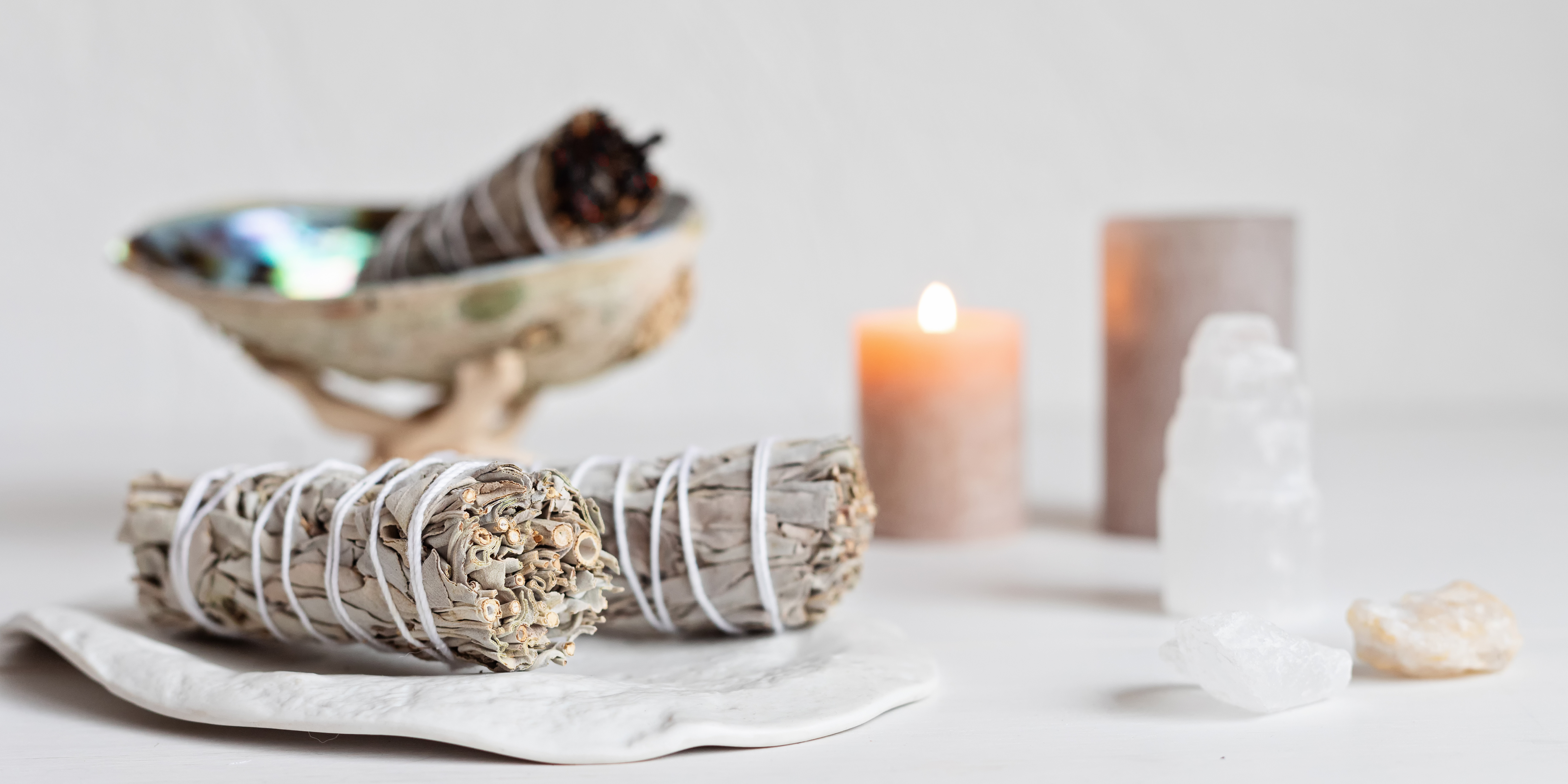 Comment Purifier et Recharger tes Pierres - Suivez notre guide pour maintenir l'énergie positive avec Atelier Clair-Obscur.