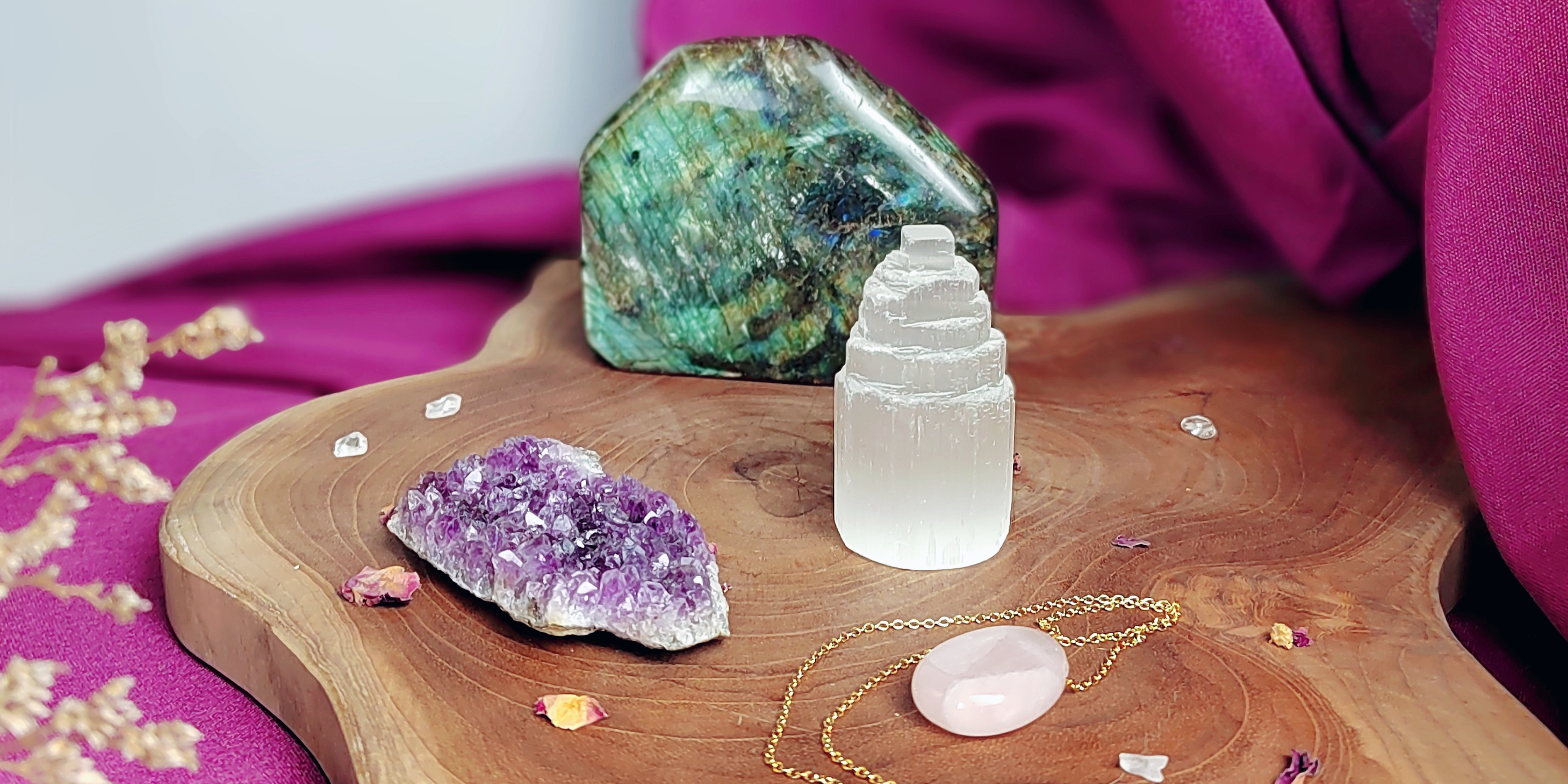 Découvrez la puissance des pierres naturelles pour la méditation : Améthyste, Quartz Rose, Sélénite, Labradorite, Citrine et bien plus ! Ces gemmes magiques élèveront votre pratique spirituelle vers de nouveaux sommets de bien-être.