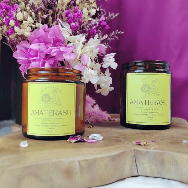 Amaterasu | Bougie parfumée de lithothérapie Bougie de Lithothérapie, infusés de pierres naturelles. Fabrication artisanale avec de la cire végétale, des parfums de Grasse, vegan et cruelty free. Améthyste, Citrine. Bougie holistique. Soin holistique.