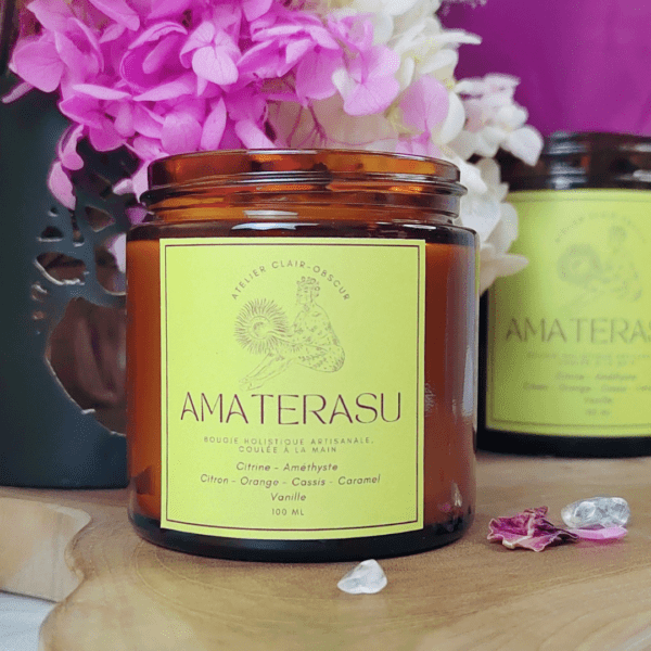 Amaterasu | Bougie parfumée de lithothérapie Bougie de Lithothérapie, infusés de pierres naturelles. Fabrication artisanale avec de la cire végétale, des parfums de Grasse, vegan et cruelty free. Améthyste, Citrine. Bougie holistique. Soin holistique.