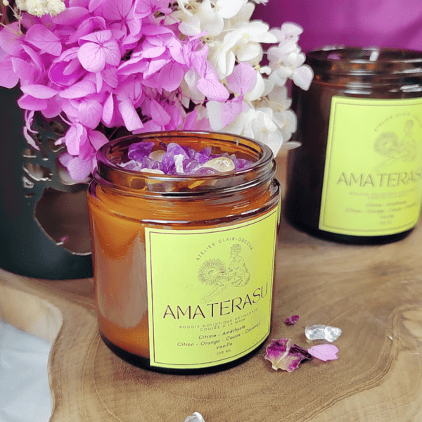 Amaterasu | Bougie parfumée de lithothérapie Bougie de Lithothérapie, infusés de pierres naturelles. Fabrication artisanale avec de la cire végétale, des parfums de Grasse, vegan et cruelty free. Améthyste, Citrine. Bougie holistique. Soin holistique.