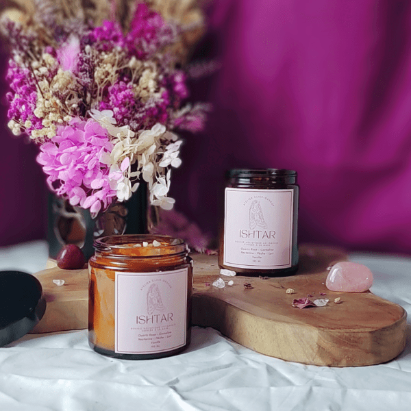 Ishtar | Bougie parfumée de lithothérapie Bougie de Lithothérapie, infusés de pierres naturelles. Fabrication artisanale avec de la cire végétale, des parfums de Grasse, vegan et cruelty free. Quartz Rose, Cornaline. Bougie holistique. Soin holistique.