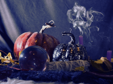 Feuille d'automne et bougie, symboles de la saison des sorcières.