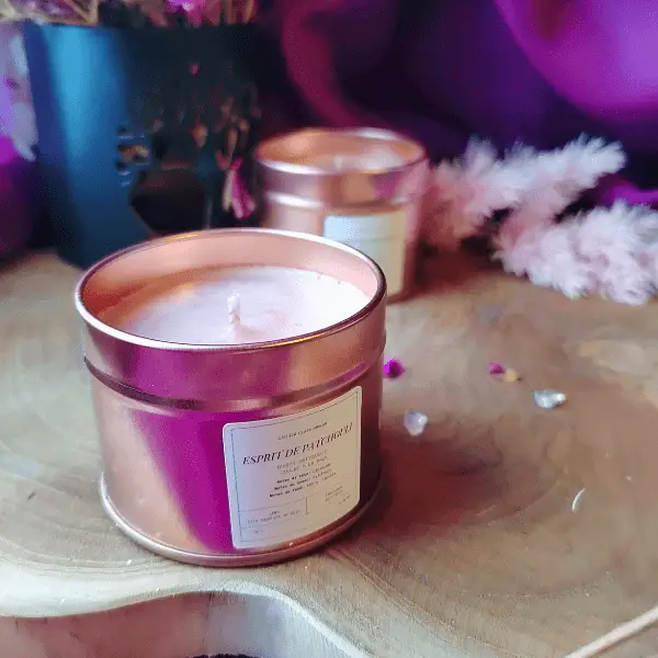 Bougie Esprit de Patchouli avec lumière douce, parfum de patchouli et ambre pour sérénité.