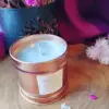 Bougie Sérénité de Santal avec lumière douce pour relaxation, notes de santal et vanille.