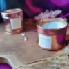 Bougie Sérénité de Santal avec lumière douce pour relaxation, notes de santal et vanille.